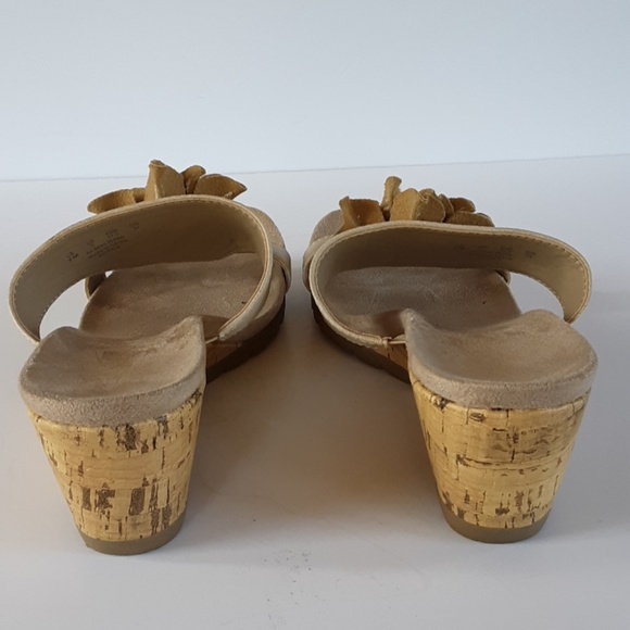 Life Stride beige wedge sandal with flower… - Picture 2 of 8